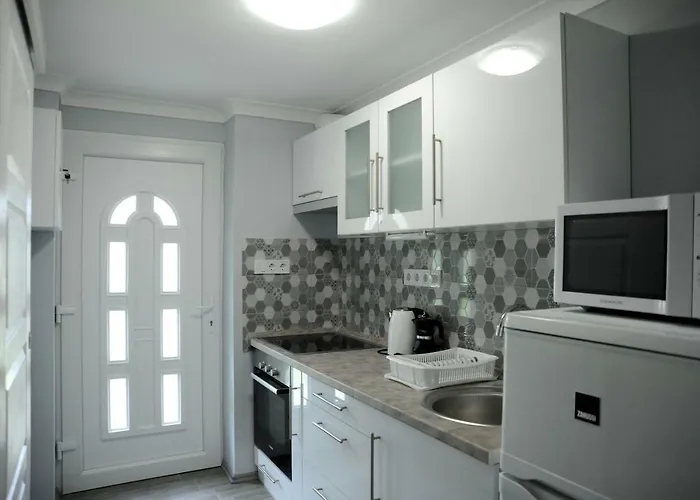 Judit Dombóvár-gunaras * Dombóvár